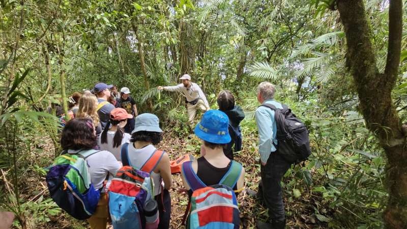 Biologist Rodolfo Probst leads University of Utah students on field research trip in Costa Rica. Credit: University of Utah Of ants and trees: 'Evolutionary déjà' in the tropical rainforest